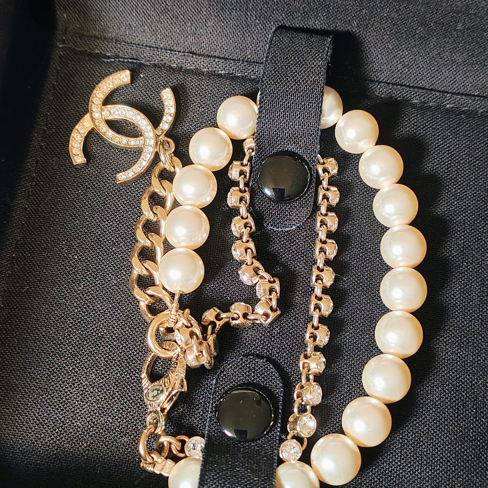 Elegant Chanel Pearl and Crystal Bracelet With Box And Gift Bag - Picture 6 of 12